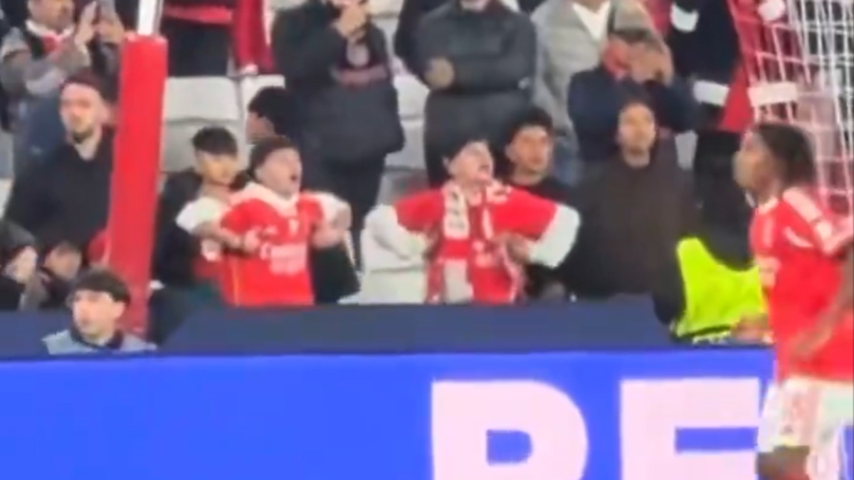 Imagen de aficionados haciendo gestos racistas| X @shk_al__