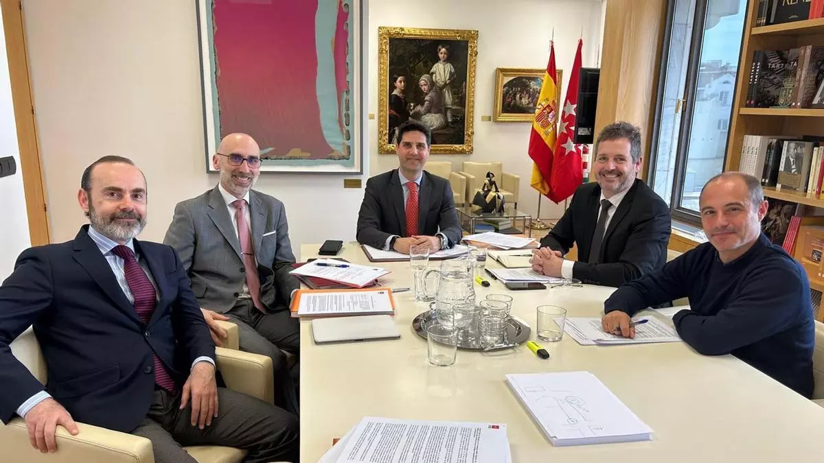 Antonio Castillo, la primera persona por la izquierda.