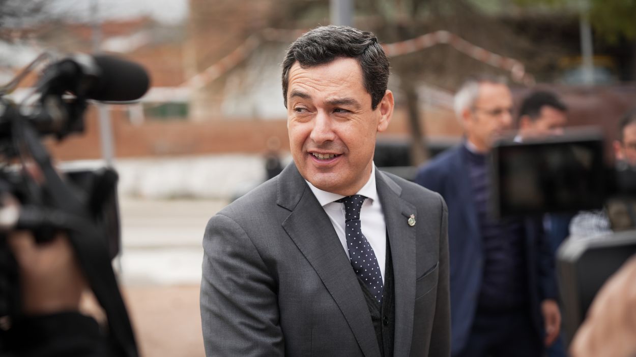 El presidente de la Junta de Andalucía, Moreno Bonilla, llegando al Consejo de Gobierno celebrado en Adamuz (Córdoba) / EP