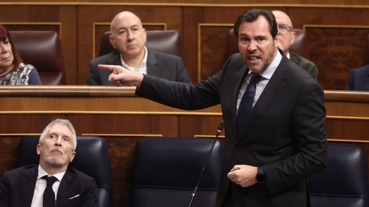 El ministro de Transportes y Movilidad Sostenible, Óscar Puente, interviene durante una sesión de control al Gobierno. EP.