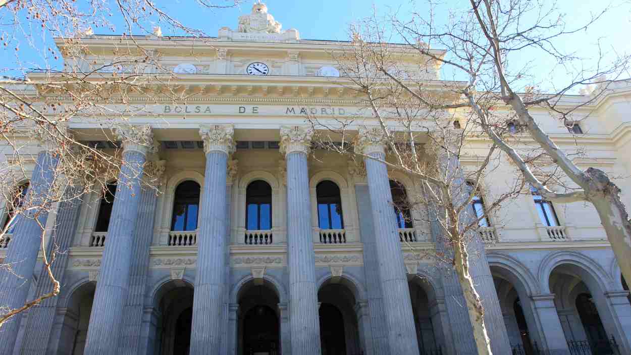 El Ibex 35 logra batir otro récord con el 1,3% y se queda a las puertas de los 18.200 puntos. EP