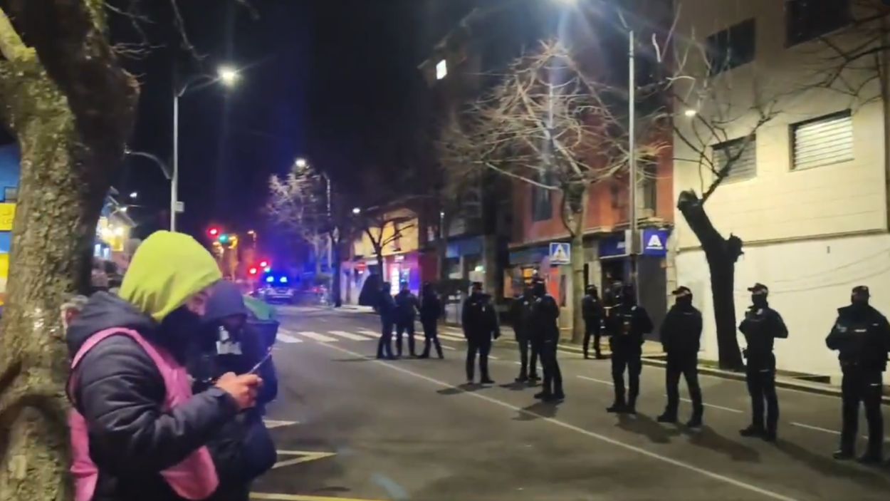 Manifestantes frente al cordón policial del desahucio en Collado Villalba. Redes sociales