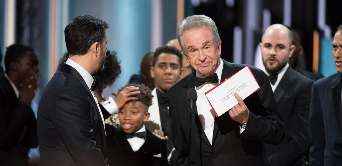 El elenco de 'La La Land' mientras Warren Beatty muestra el resultado del Óscar a la mejor película, para 'Moonlight'. 