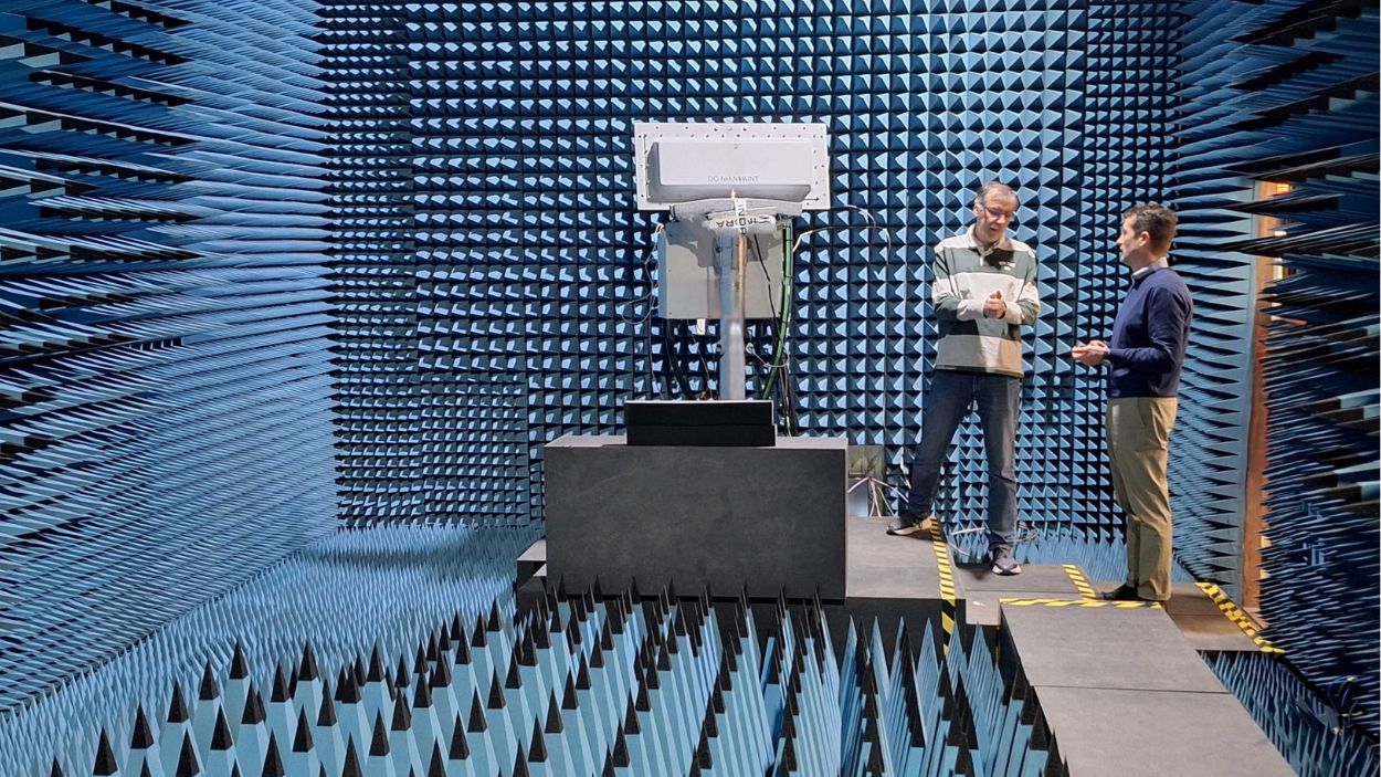 El presidente de Indra, Ángel Escribano, realiza una visita a las instalaciones para conocer de primera mano cómo avanzan los proyectos de la compañía