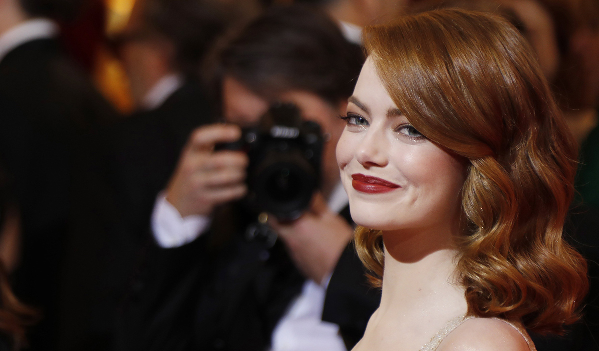 La actriz estadounidense Emma Stone a su llegada a la 89 edición de los Óscar en el Teatro Dolby de Hollywood, California hoy, 26 de febrero de 2017. 