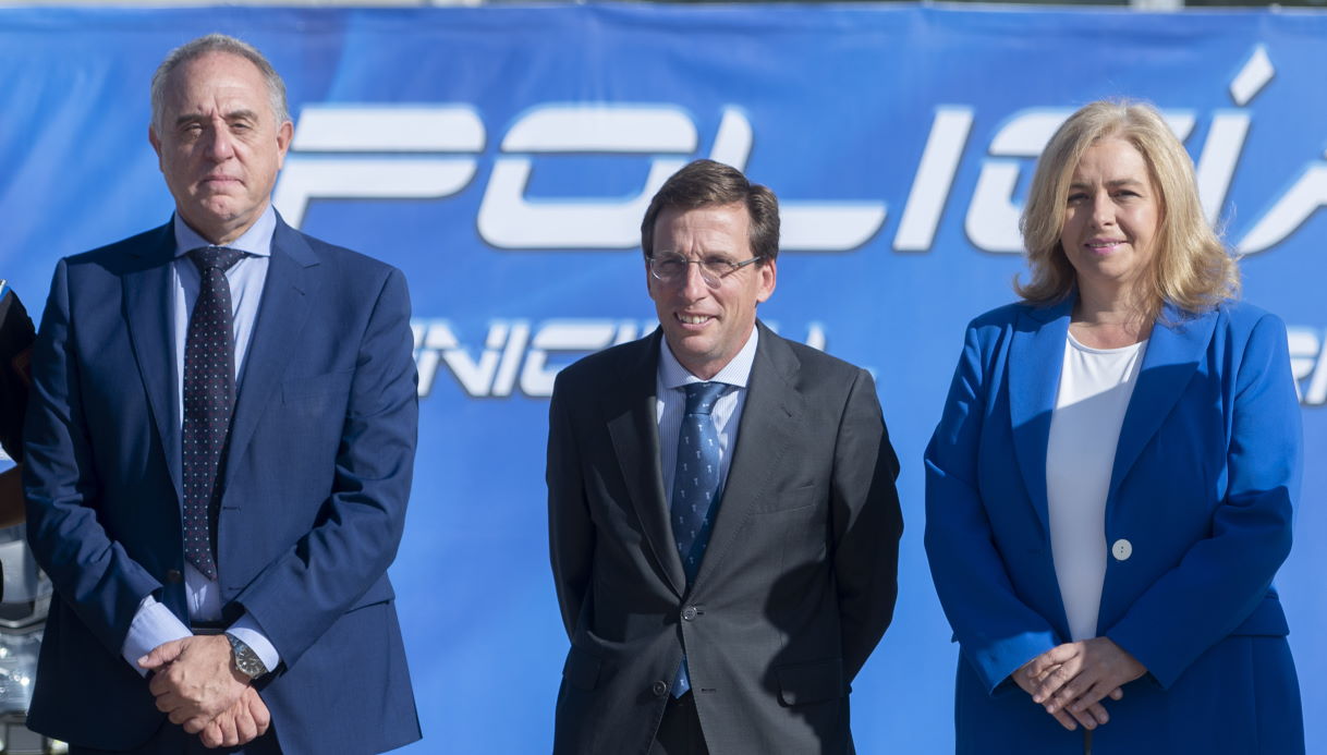 El director general de la Policía Municipal, Pablo Enrique Rodríguez; el alcalde de Madrid, José Luis Martínez Almeida; y la vicealcaldesa, delegada de Seguridad y Emergencias y portavoz del Ayuntamiento, Inma Sanz. EP.