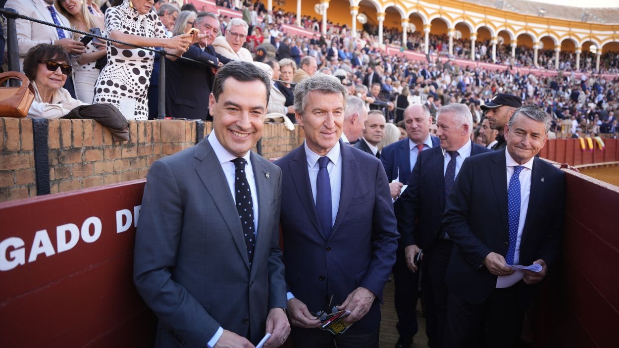 El presidente del PP, Alberto Núñez Feijóo, el presidente de la Junta de AndalucÍa, Juanma Moreno, y el consejero de presidencia , Antonio Sanz, asisten a la decimocuarta corrida de abono de la Maestranza de Sevilla / EP