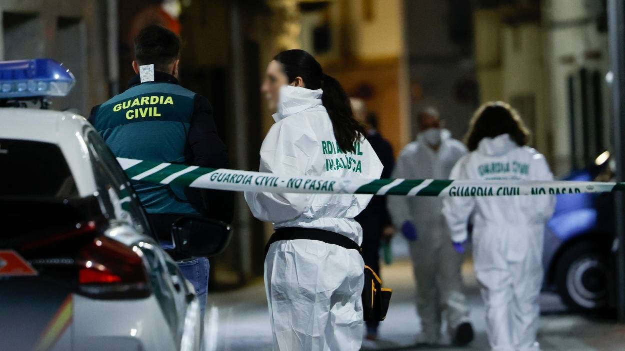 Varios agentes de la Guardia Civil investigan el suceso, a 17 de febrero de 2026, en Xilxes, Castellón, Comunidad Valenciana (España). EP.