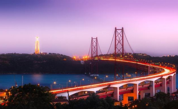 El Puente del 25 de abril, sobre el río Tajo, en Lisboa. 