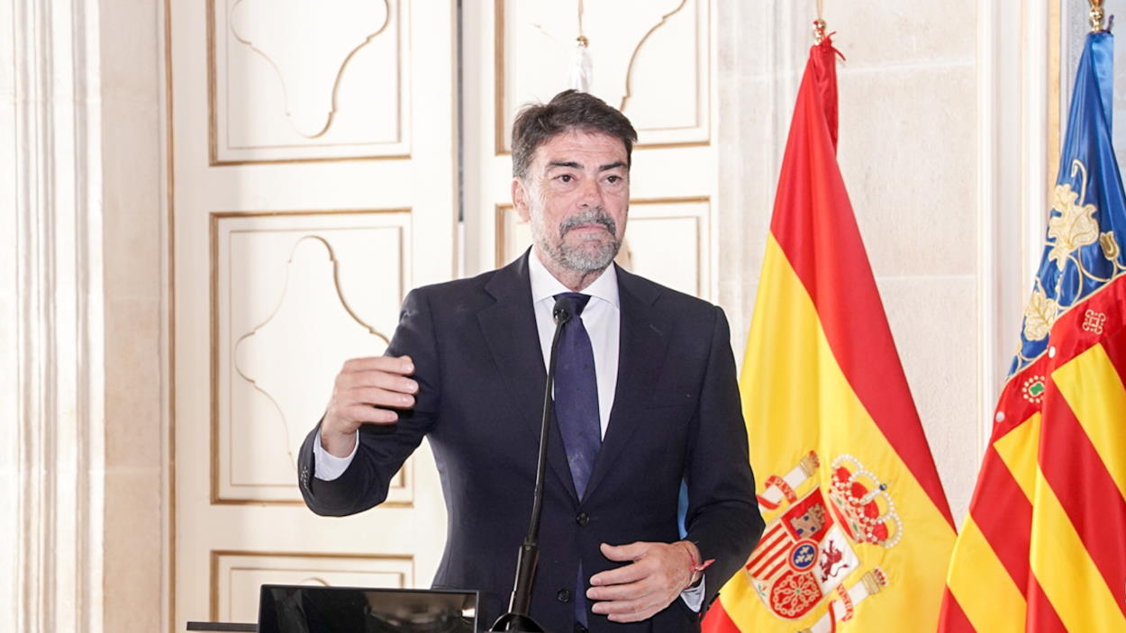 La mujer del alcalde de Alicante, Luis Barcala, cobra desde 2006 un alquiler por una VP0 en la que nunca ha vivido. EP.