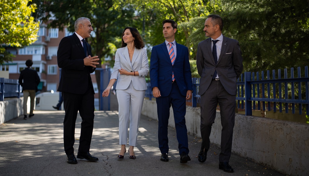 En el centro de la imagen, Isabel Díaz Ayuso y Emilio Viciana. EP
