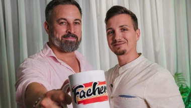Santiago Abascal junto a David Santos y un producto de la tienda 'Fachers'