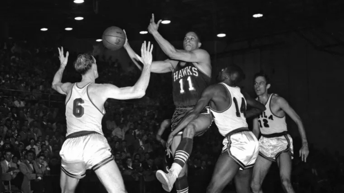 Chuck Cooper jugando un partido con los Hawks| NBA