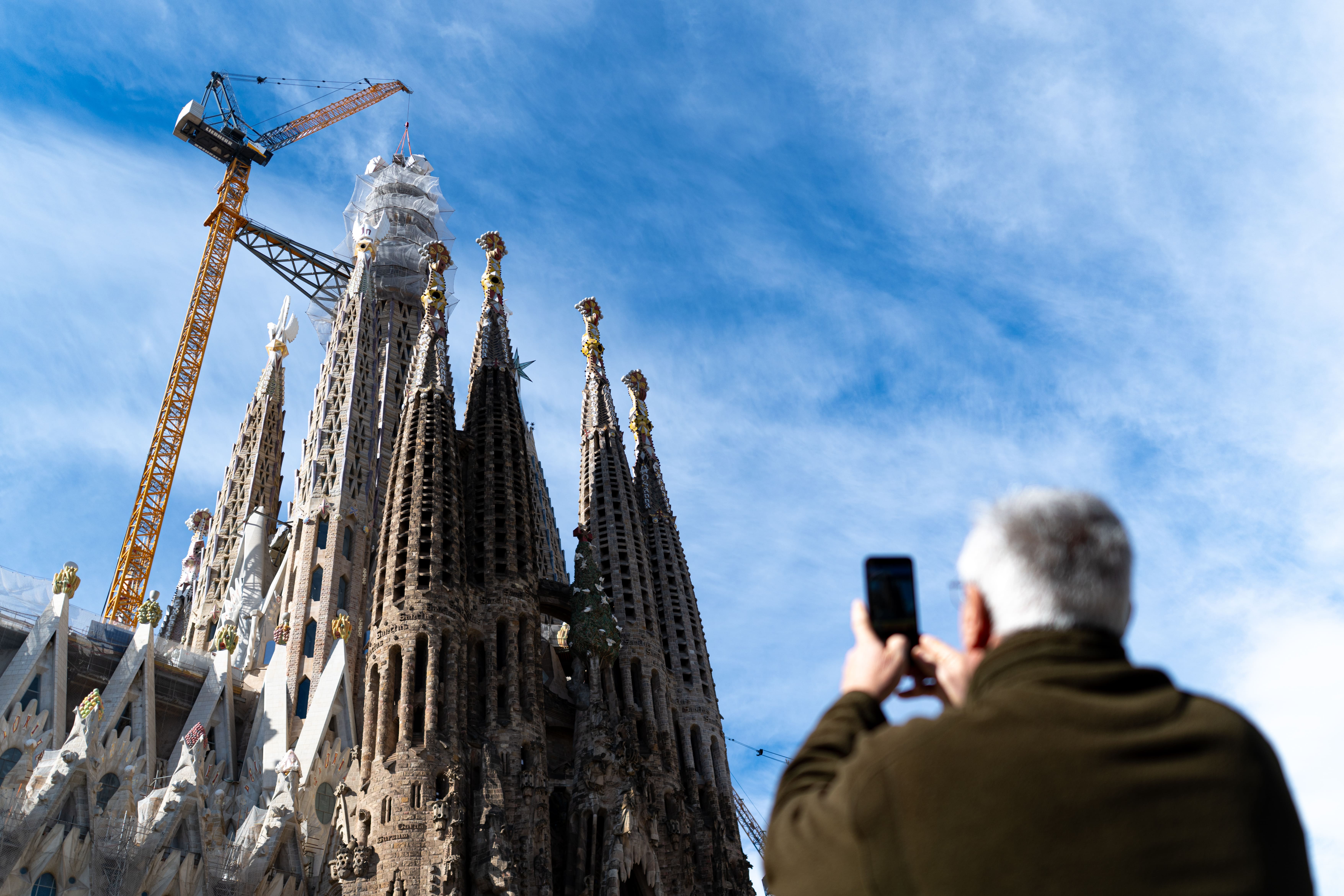 Colocación del brazo superior de la cruz de la Torre de Jesucristo de la Sagrada Familia, en Barcelona, a 20 de febrero de 2026. Lorena Sopêna / EP