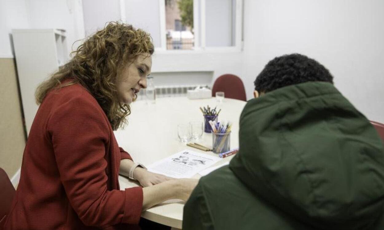 Álex Nicolás junto con Natalia Alonso en una de las sesiones de apoyo que ofrece la entidad Redes Cooperativa. © Fundación ”la Caixa”
