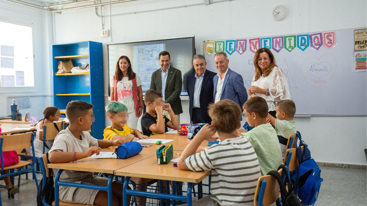 El Presidente de la Junta de Andalucía, Juan Manuel Moreno Bonilla, visitando un colegio / Archivo EP