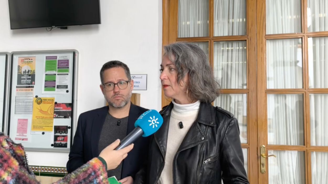 José Ignacio García junto a Begoña Iza atendiendo a medios / AA