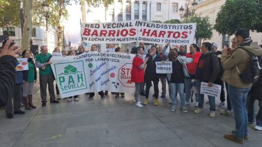 Concentración de las familias afectadas del barrio Palmete (Sevilla) / Archivo EP