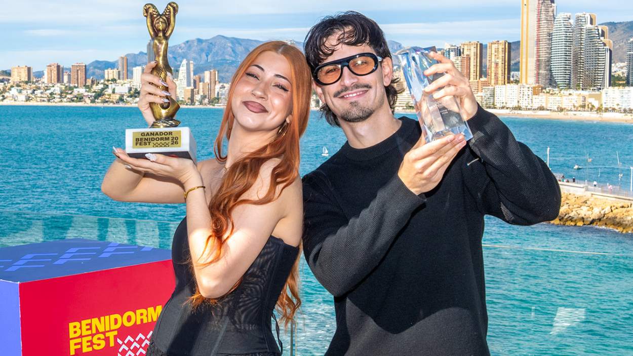 Tony Grox y LUCYKALYS con los trofeos que ganaron en el Benidorm Fest 2026