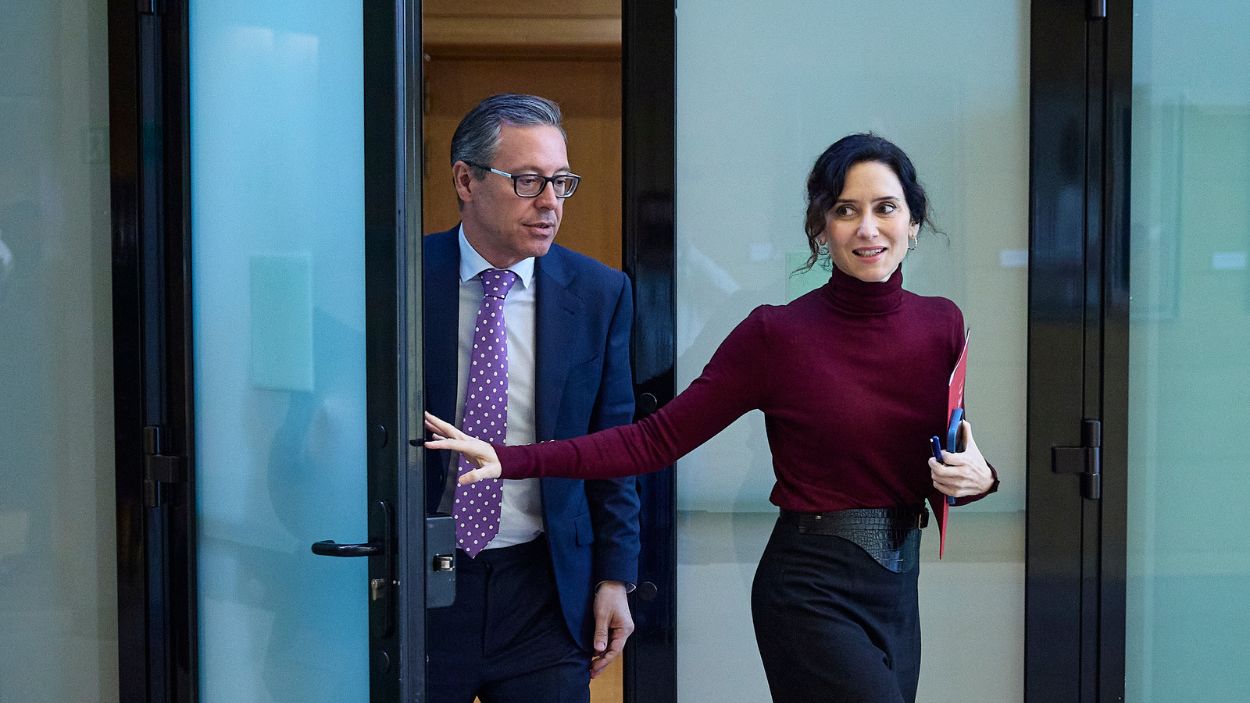 El senador del PP Alfonso Serrano y la presidenta de la Comunidad de Madrid, Isabel Díaz Ayuso. EP. 