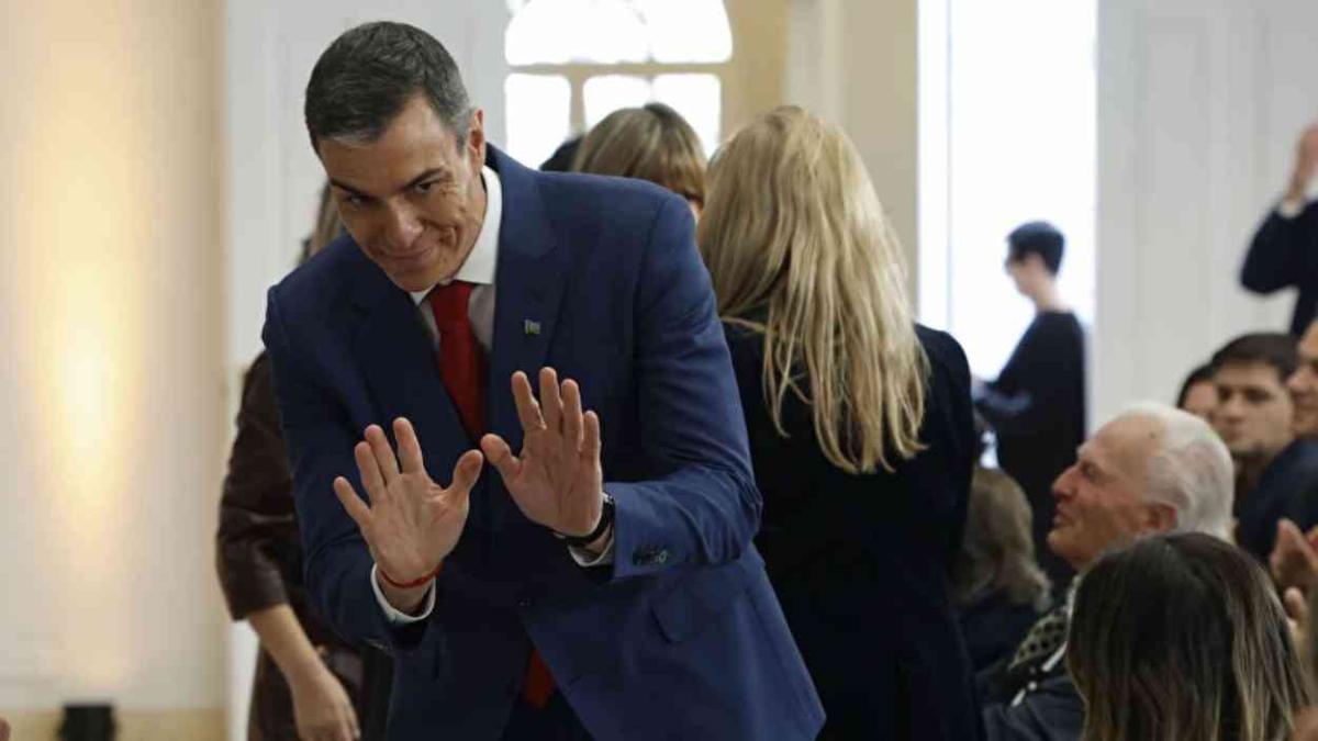 Una joven se fija en el pin de Sánchez su reacción sorprende a todos: “Como el ratoncito Pérez” Una joven se fija en el pin de Sánchez su reacción sorprende a todos: “Como el ratoncito Pérez”