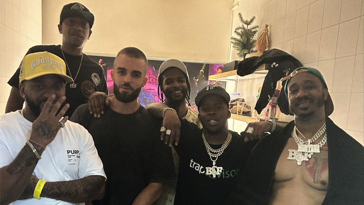Queen Hornet (tercero por la izquierda) junto al rapero Benny The Butcher (a la derecha del todo).
