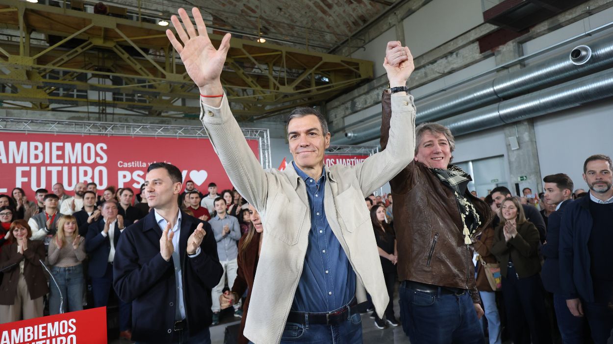 El presidente del Gobierno, Pedro Sánchez, junto al candidato del PSOE a la Junta de Castilla y León, Carlos Martínez, en un acto de precampaña en Ponferrada. EP. 