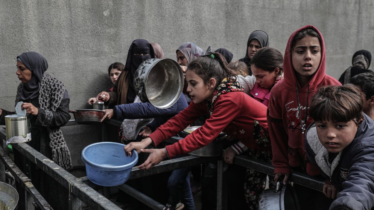 Niños en un punto de ayuda humanitaria en el campo de refugiados de Nuseirat, en el centro de la Franja de Gaza. Archivo/EP