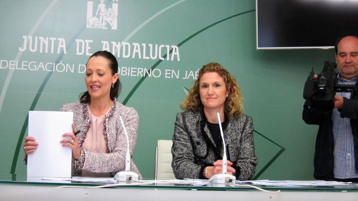 La directora General de Cuidados, Atención Sociosanitaria, Salud Mental y Adicciones de la Junta de Andalucía, Trinidad Rus (derecha) en una imagen de archivo. Europa Press.