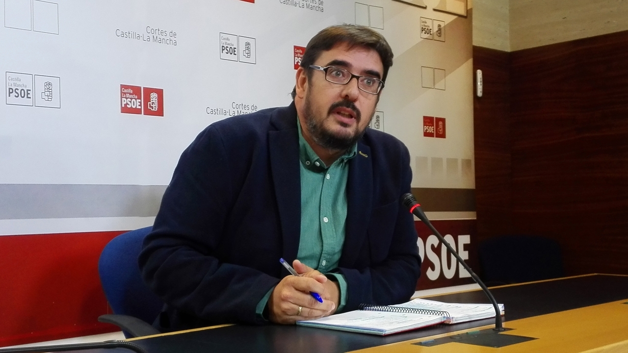 Rafael Esteban, presidente del Grupo Parlamentario socialista en las Cortes de Castilla-La Mancha, en rueda de prensa. 
