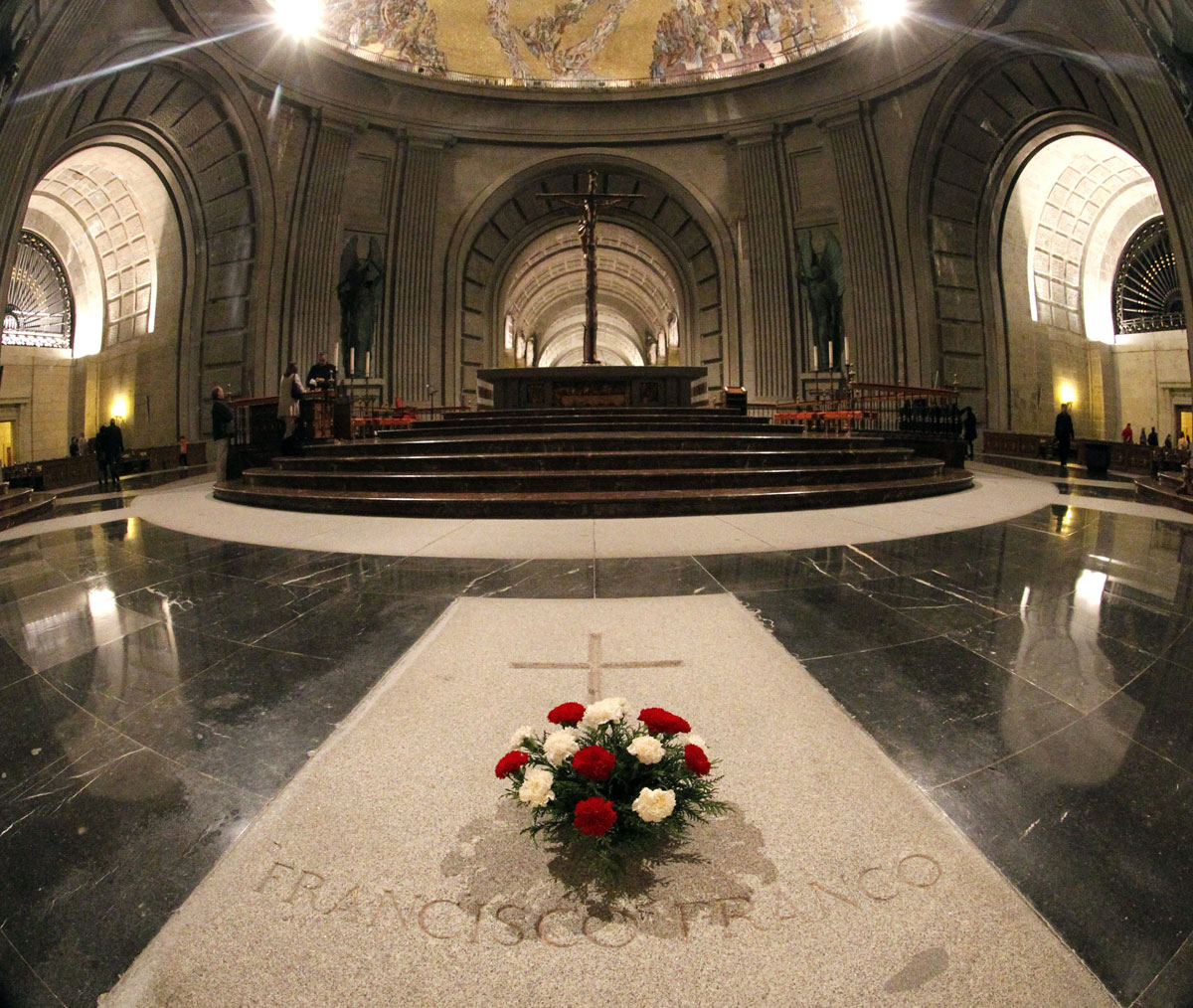 Vista de la tumba de Francisco Franco en el interior de la basílica del Valle de los Caídos