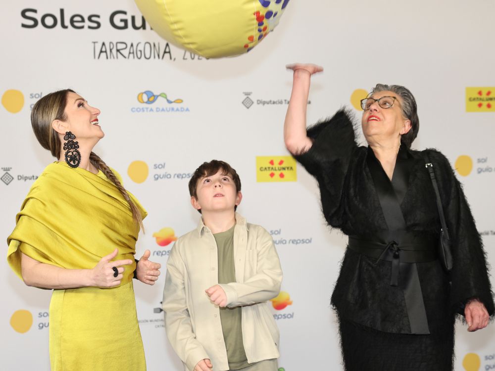 Lucía Freitas junto a su hijo y Merce, la mujer que friega los platos en su restaurante