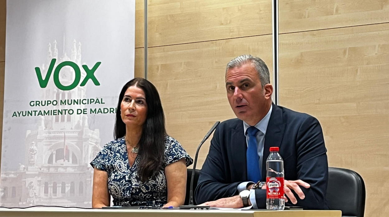El portavoz de Vox en el Ayuntamiento de Madrid, Javier Ortega Smith, junto a la portavoz adjunta, Carla Toscano. EP.
