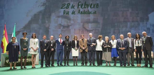 Foto de familia de los distinguidos en el Día de Andalucía.