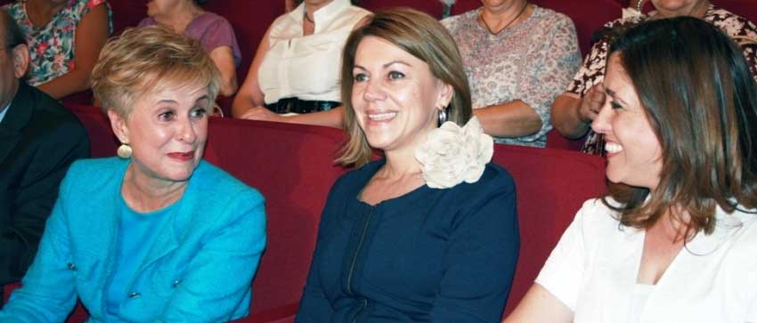 La diputada de Cuidad Real, Carmen Quintanilla, sentada juntos a María Dolores de Cospedal.