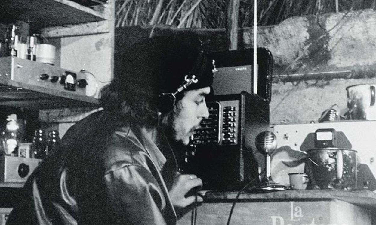 El Che Guevara emitiendo para Radio Rebelde. 