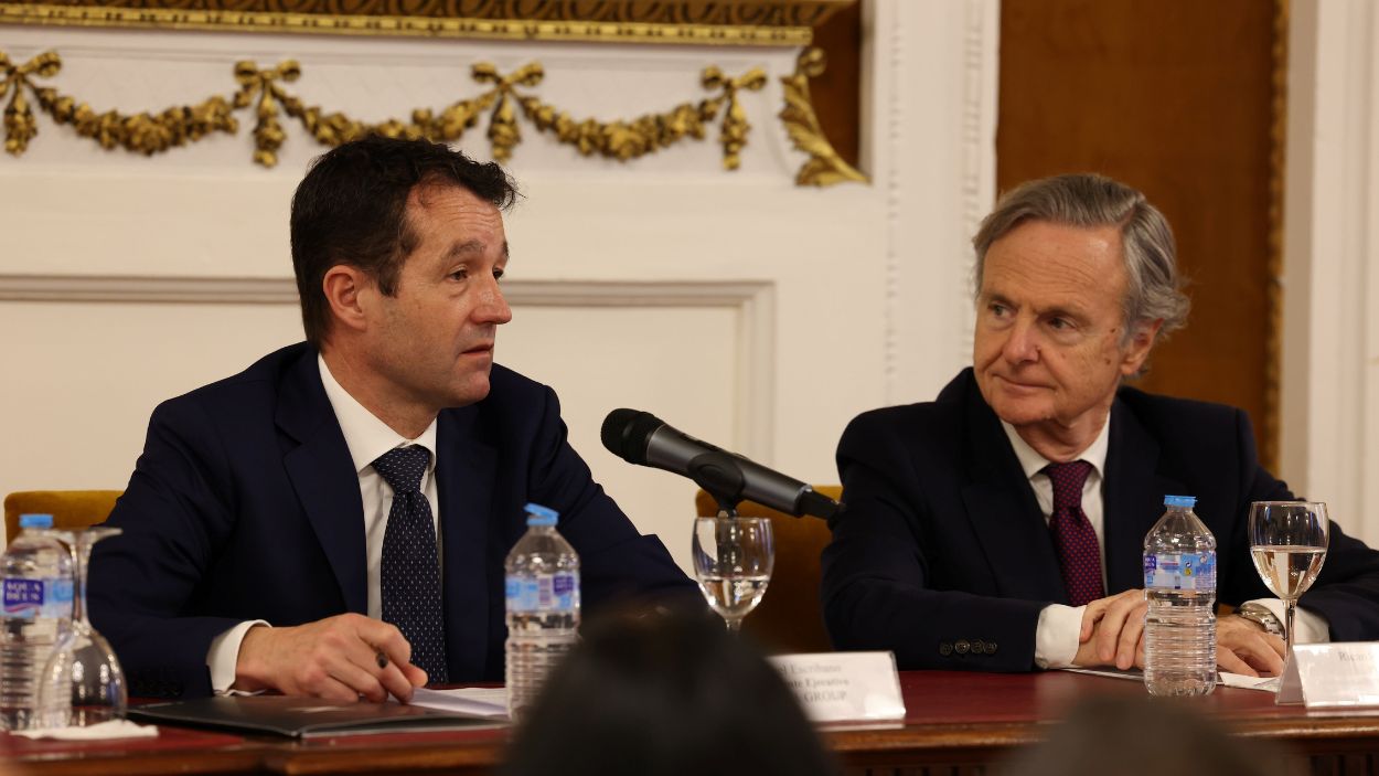 El presidente de Indra Group, Ángel Escribano, con el presidente de TEDAE, Ricardo Martí