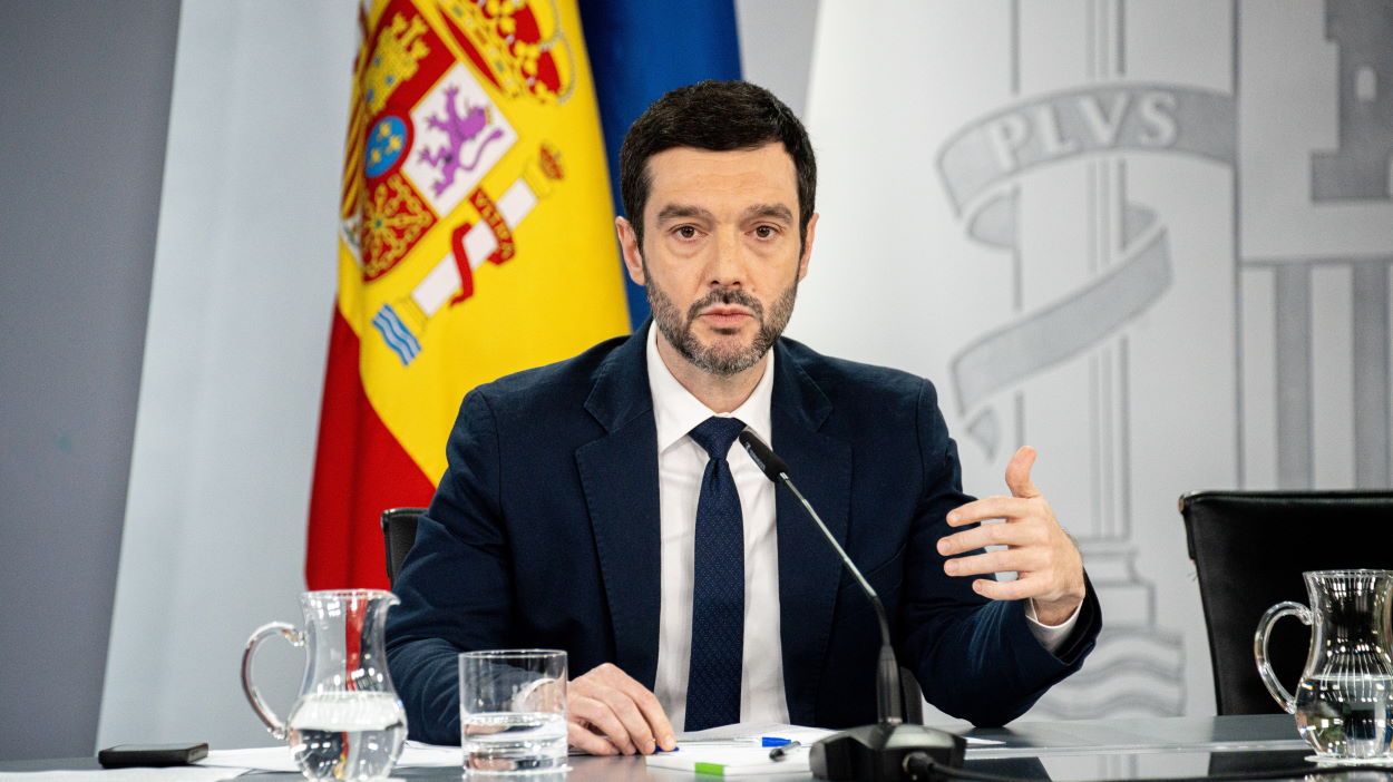 El ministro de Derechos Sociales, Consumo y Agenda 2030, Pablo Bustinduy, durante una rueda de prensa tras la reunión del Consejo de Ministros. EP.