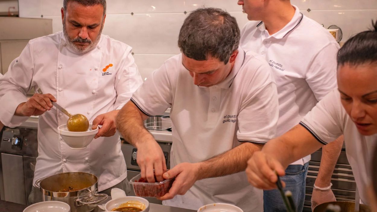 Ángel León y su equipo en el puesto de Guía Repsol del Mercado de Vallehermoso, en Madrid. (Foto Sofía Moro)