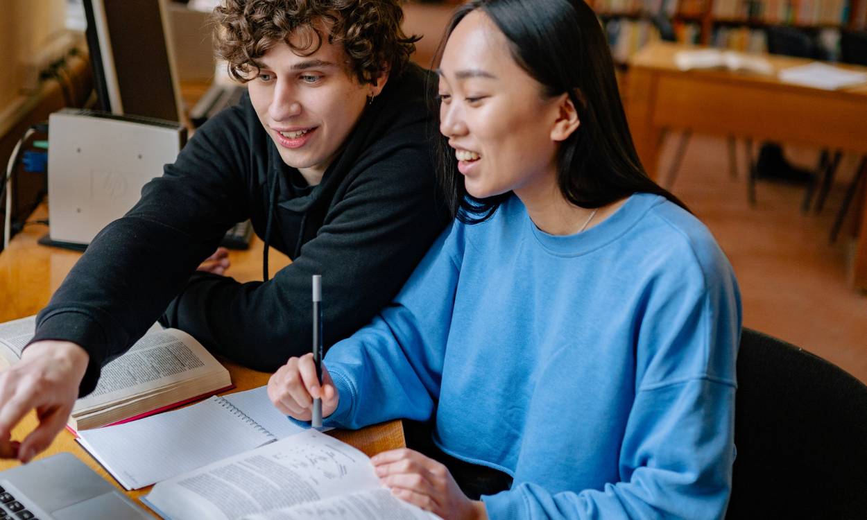 ¿Usas ya inteligencia artificial para preparar exámenes y trabajos? Aquí tienes los mejores trucos para sacarle todo el partido