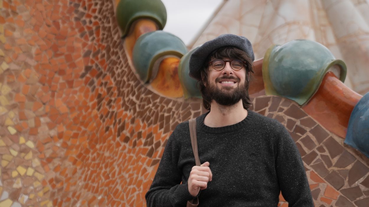 El escritor David Uclés posa durante la presentación de su novela 'La ciudad de las luces muertas', en la Casa Batlló, a 4 de febrero de 2026, en Barcelona, Cataluña (España).  EP