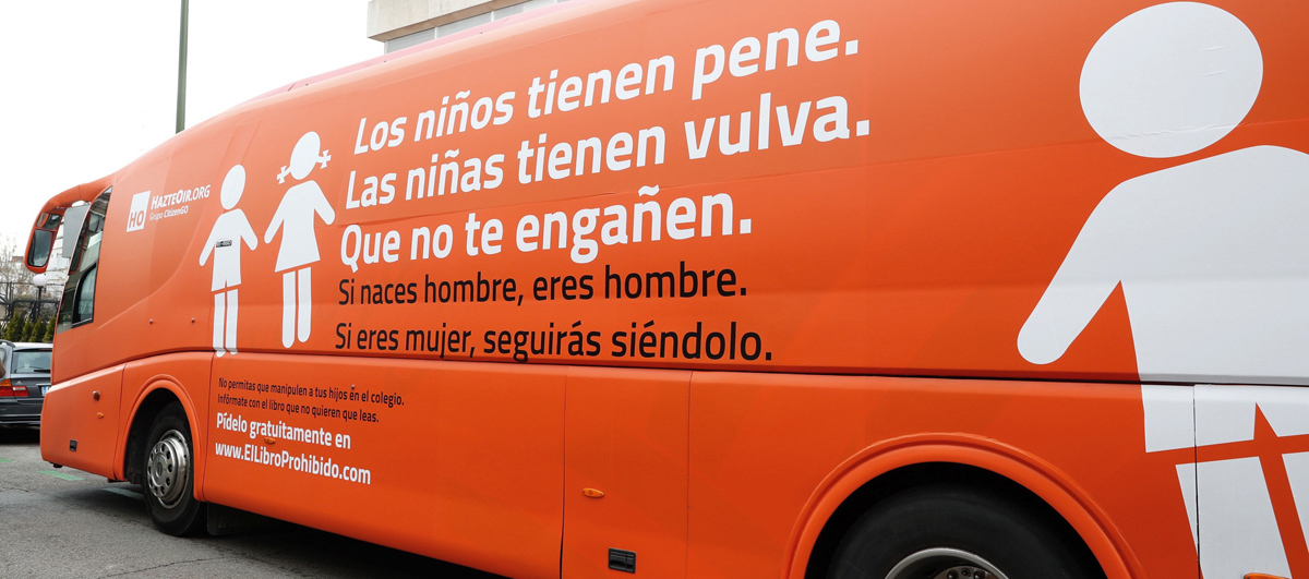 El autobús de la plataforma HazteOír.org que recorre varias ciudades de España con un lema homófobo
