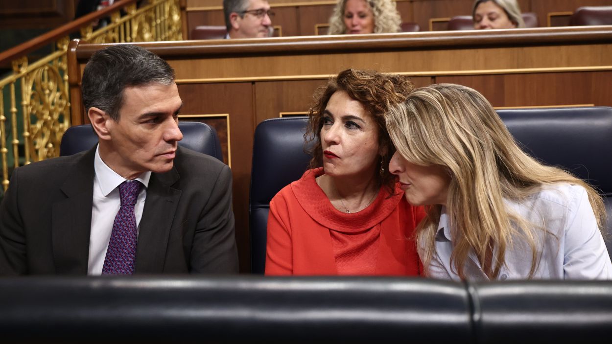El presidente del Gobierno, Pedro Sánchez, y las vicepresidentas María Jesús Montero y Yolanda Díaz en el Congreso de los Diputados. EP