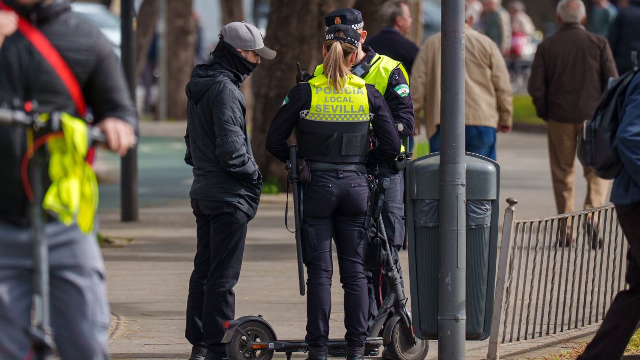Agentes de la Policía local de Sevilla informando a usuarios sobre la nueva normativa del patinete eléctrico / EP