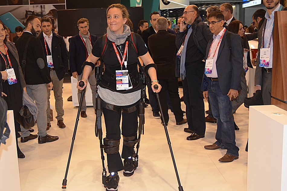 Berta Legido muestra en el stand de Vodafone cómo funciona el exoesqueleto de Ekso Bionics. 