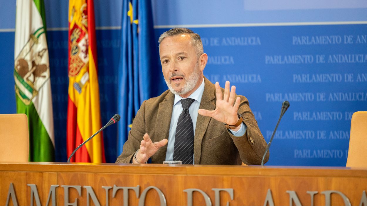 Rafael Recio, portavoz adjunto del grupo parlamentario socialista, en la rueda de prensa / Fernando Coto Marín