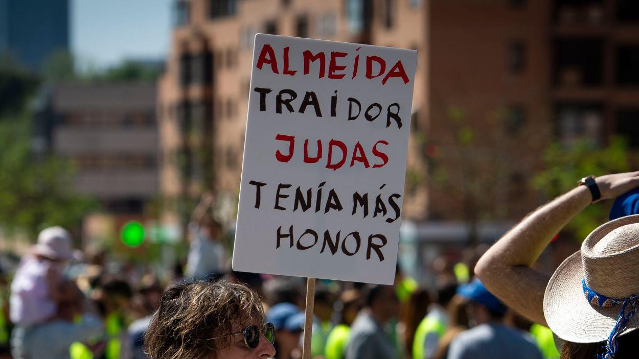 Manifestantes con pancartas durante la protesta para exigir al Ayuntamiento que construya su cantón lejos de colegios y viviendas. EP.