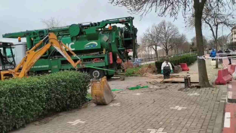 Maquinaria pesada actuando, a toro pasado, en la limpieza de los colectores de Talavera de la Reina. EP.