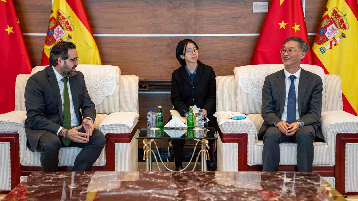 Paco Núñez, junto al embajador de China en España y bajo la bandera del país que representa la unidad del pueblo chino bajo el liderazgo del Partido Comunista. PP.
