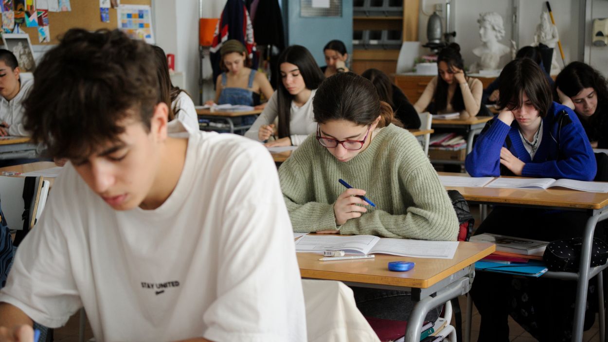 Alumnos de Bachillerato examinándose de una prueba. EP.